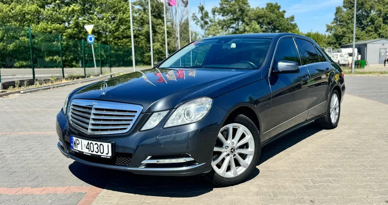 samochody osobowe Mercedes-Benz Klasa E cena 52500 przebieg: 259500, rok produkcji 2012 z Piaseczno